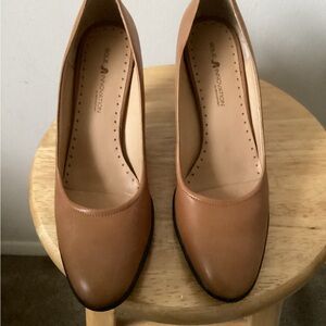 Innovation by Rockport leather Women’s Tan Classic Pumps